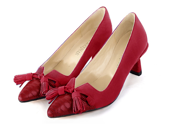 Cardinal red women's dress pumps, with a knot on the front. Tapered toe. Medium spool heels. Front view - Florence KOOIJMAN